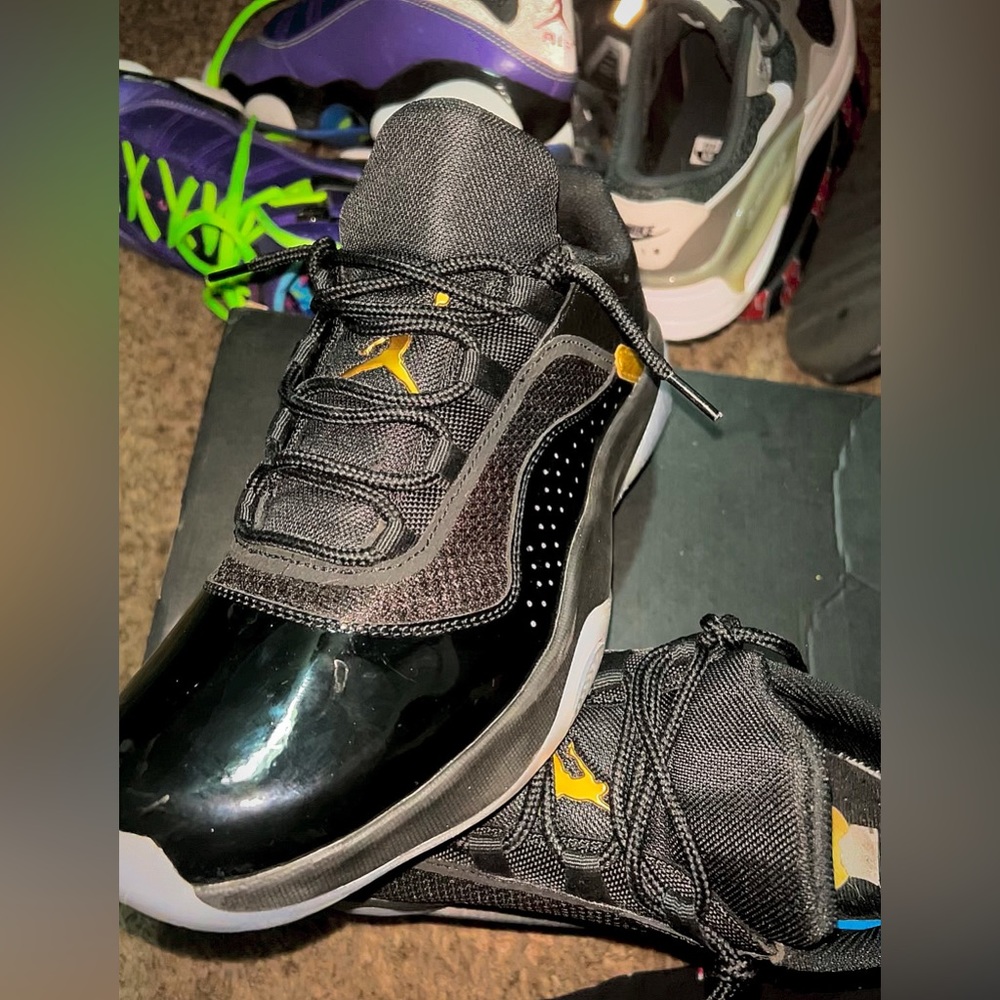 AIR JORDAN 11 CMFT LOW ; black/metallic gold size 9.5 men